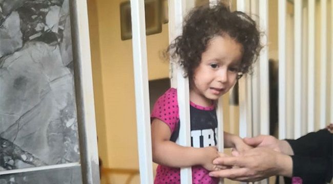 Kafası demir korkuluğa sıkışan çocuğu itfaiye kurtardı