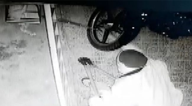 Kamerayı kırdığını zannetti, kendisini kayda aldı