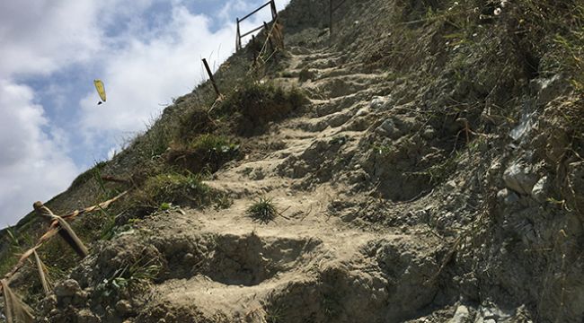 Karaburun Plajında tehlike saçan merdiven