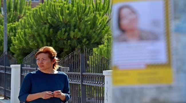 Kayıp kızının son görüldüğü yerde gözyaşı döktü