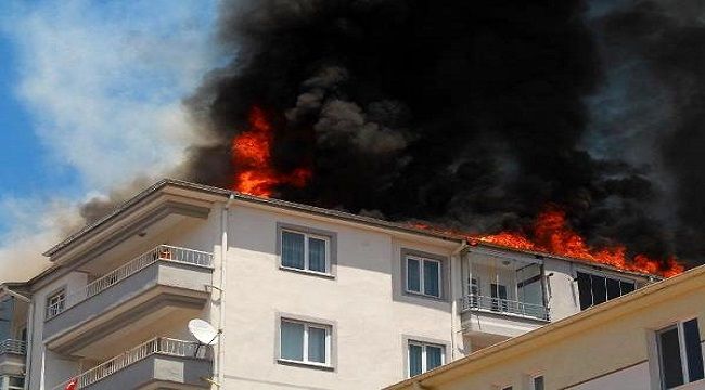Kayseri'de bir çatı alev alev yandı