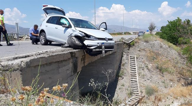 Kaza yapan otomobil köprüde asılı kaldı