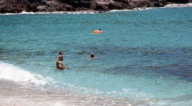 Kleopatra Plajı'nda tatilcilerin deniz keyfi