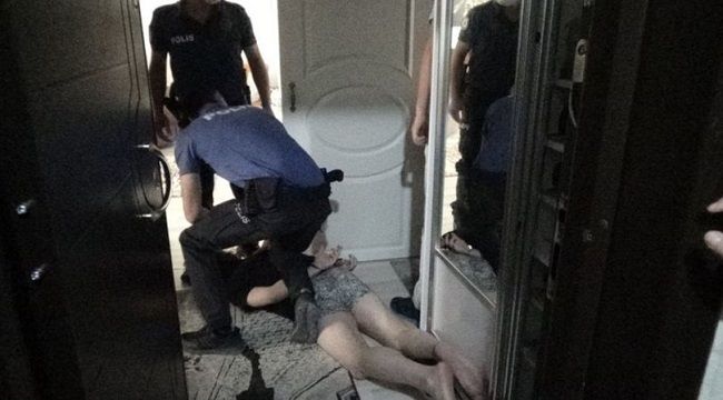 Kocasının boğmaya çalıştığı kadını polis kurtardı
