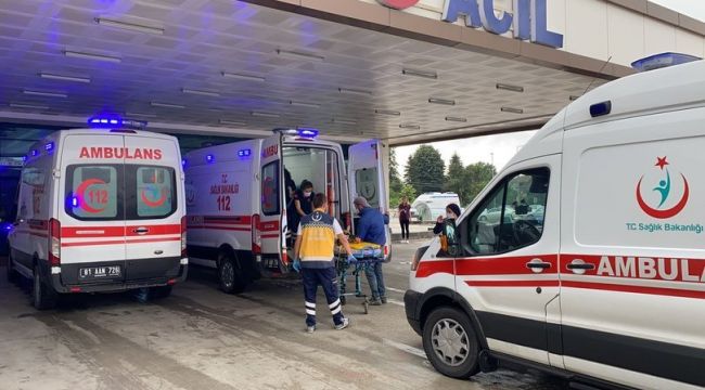 Kontrolden çıkan araç kaldırımdaki anne ve çocuklara çarptı