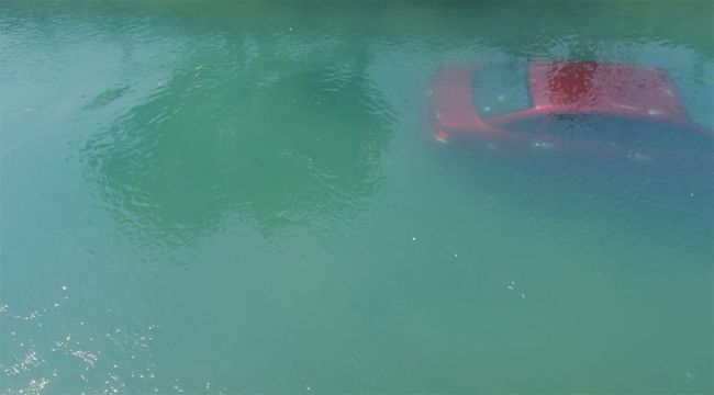 Kontrolden çıkan araç sulama kanalına düştü!