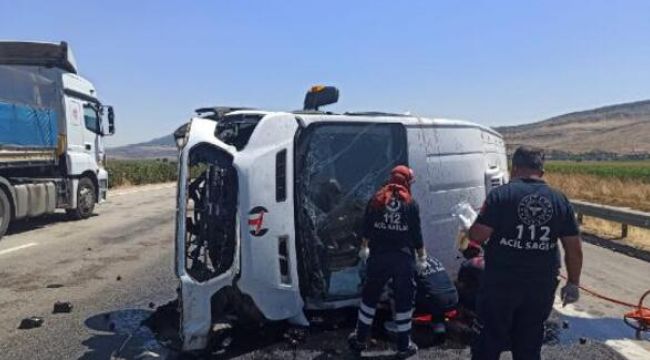 Lastiği patlayan minibüs devrildi