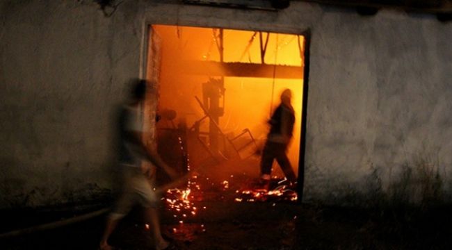 Manisa'da 3 ahır ve 800 balya saman küle döndü