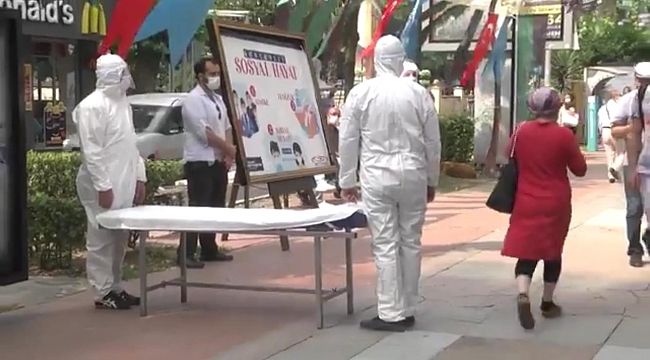 Maske takmayanların önlerini sedye ile kesip, uyardılar