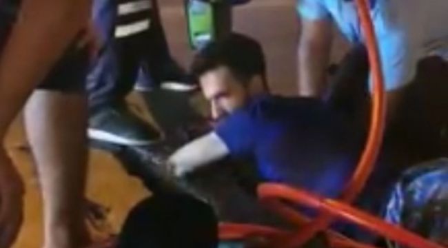Mazgala kolu sıkışan genci itfaiye kurtardı