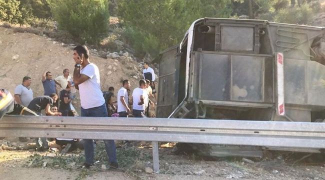 Mersin'de askerleri taşıyan otobüs devrildi!