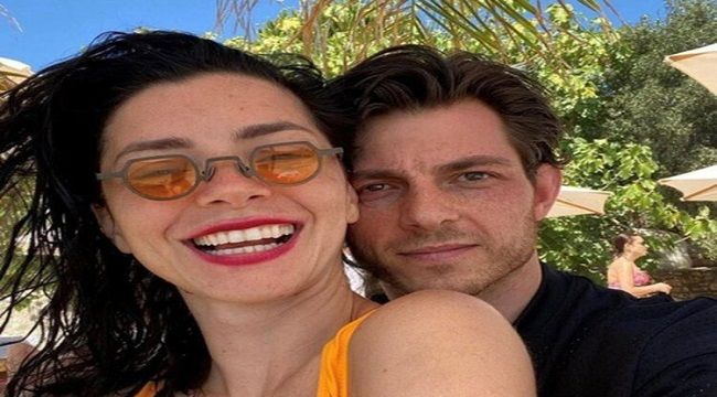 Merve Boluğur'dan aşk pozu!