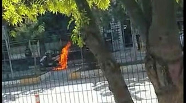 Motosiklet yolun ortasında alev alev yandı