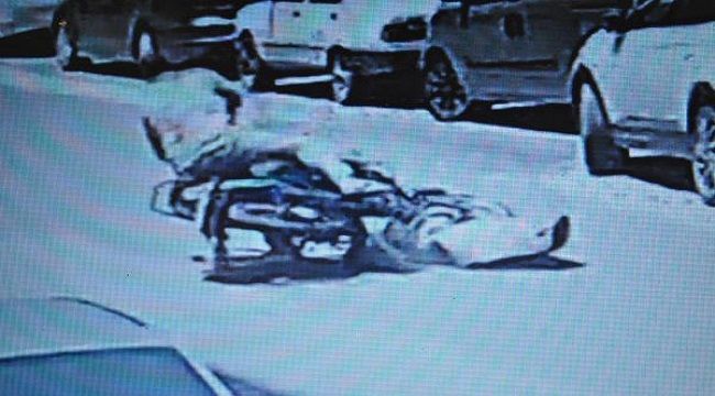 Motosikletin üzerine balkona asılan halı düştü