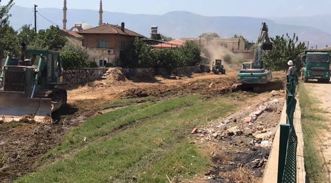 ÖDEMİŞ’TE DERE YATAĞI TEMİZLİĞİ