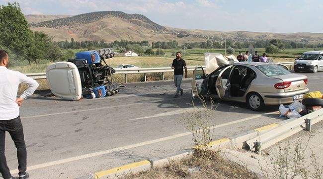 Otomobil ile traktör çarpıştı