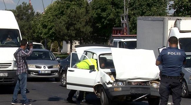 Otomobil minibüse arkadan çarptı