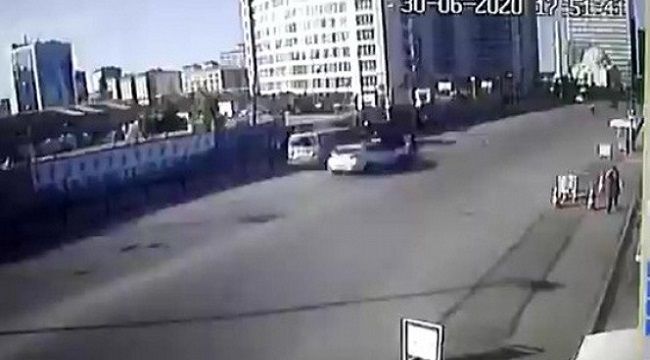 Otomobilin çarptığı yaya metrelerce uçtu