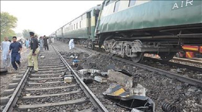 Pakistan'da tren, yolcu otobüsüne çarptı