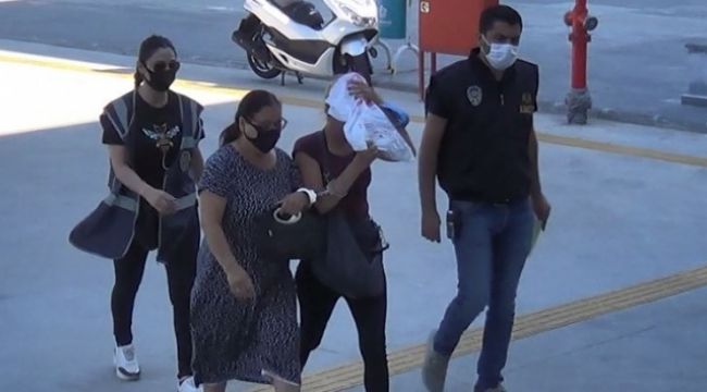 Pazarda yankesicilik yapan 2 kadın yakalandı