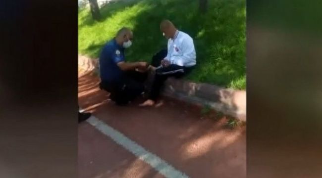 Polisler, ayağına cam batan kişiye pansuman yaptı