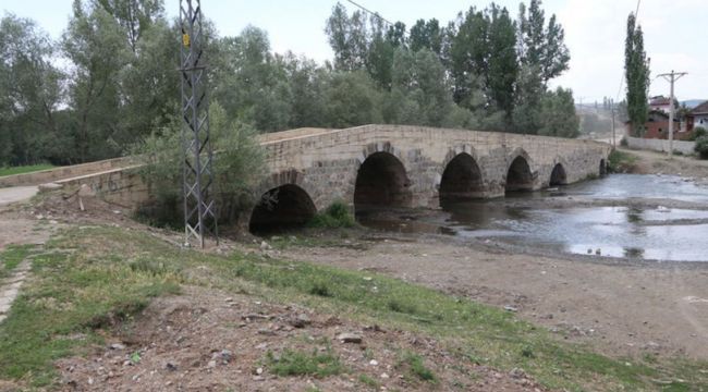Roma döneminden kalan köprü hala kullanılyor
