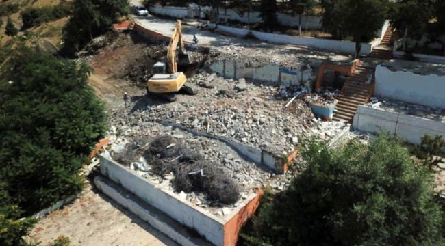 Salda Gölü'ndeki kaçak ve depreme dayanıksız tesis yıkıldı