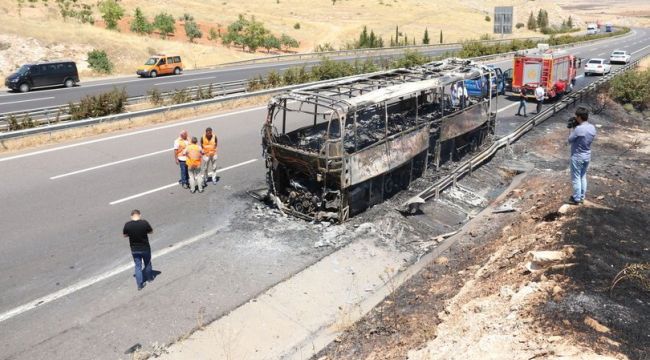 Şanlıurfa'da seyir halindeki yolcu otobüsü yandı!