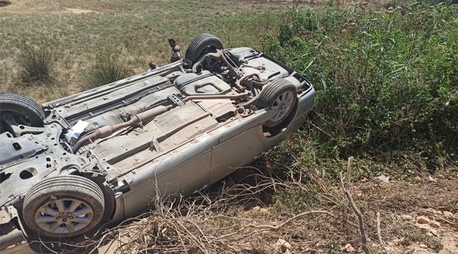 SELÇUK'TA TEKERİ PATLAYAN ARAÇ TAKLA ATTI