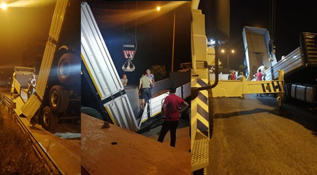 Seyir halindeyken tır dorsesi ikiye ayrıldı