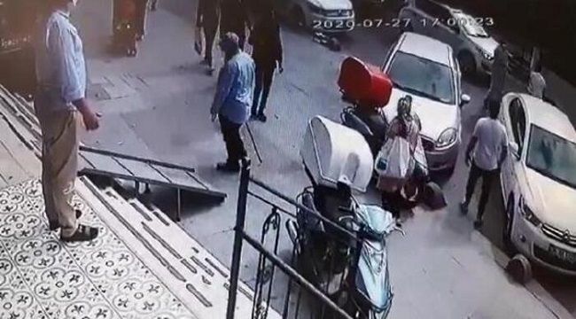 Sokak ortasında babasını sopayla dövdü