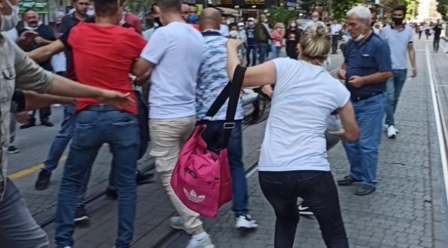 Sokak ortasında kadınların saç saça kavgası