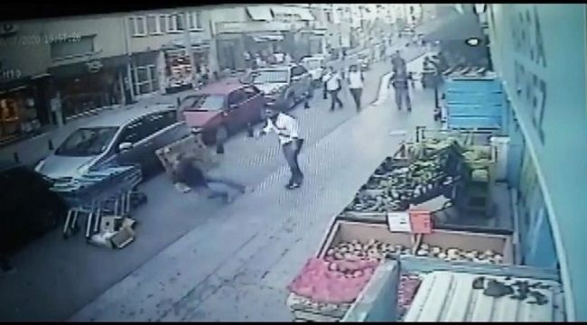 Sokak ortasında önce bıçakladı sonra tekmeledi