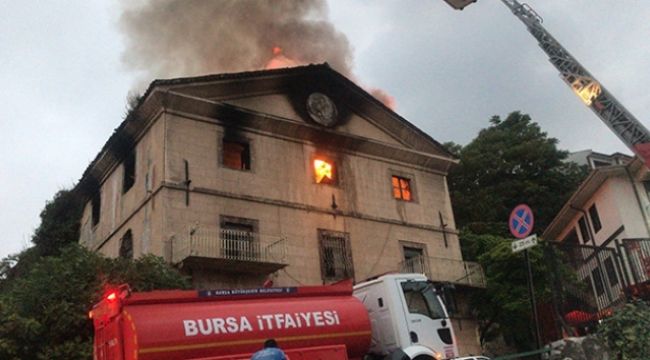 Tarihi binada yangın paniğe neden oldu