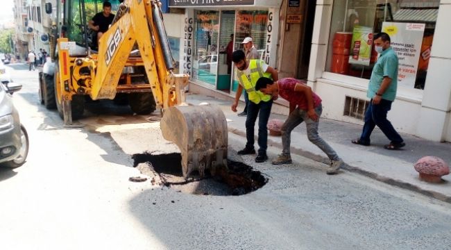 Tekirdağ'da su borusu patlayınca yol çöktü