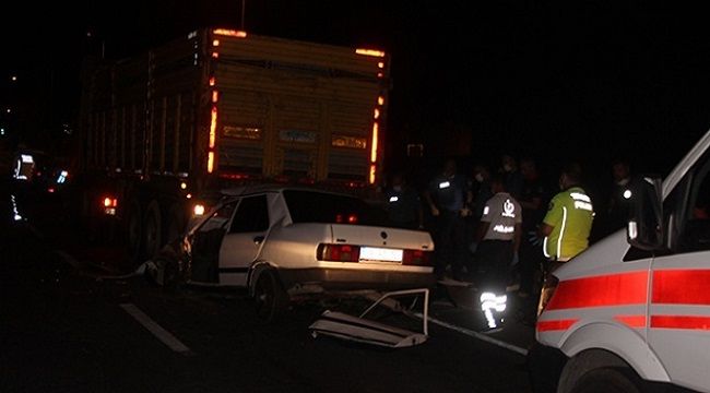 Tıra arkadan çarpan otomobil hurdaya döndü