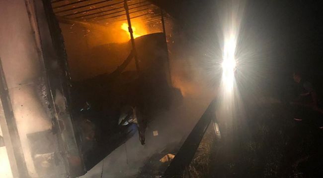 Tonlarca kağıt yüklü tırda yangın çıktı