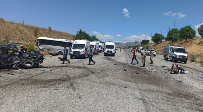 Tunceli'de yolcu midibüsü devrildi!