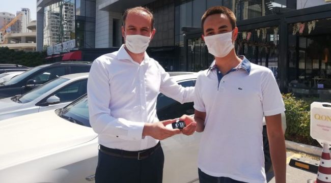 Türkiye birincisi öğrencisine otomobilini hediye etti!