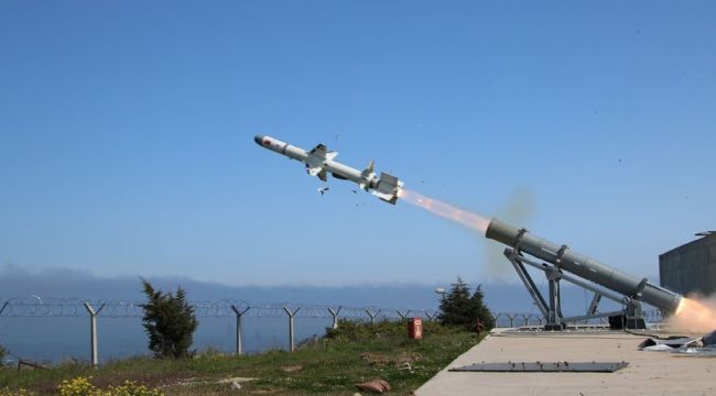 Türkiye'nin ilk deniz füzesi Atmaca hedefi başarıyla vurdu