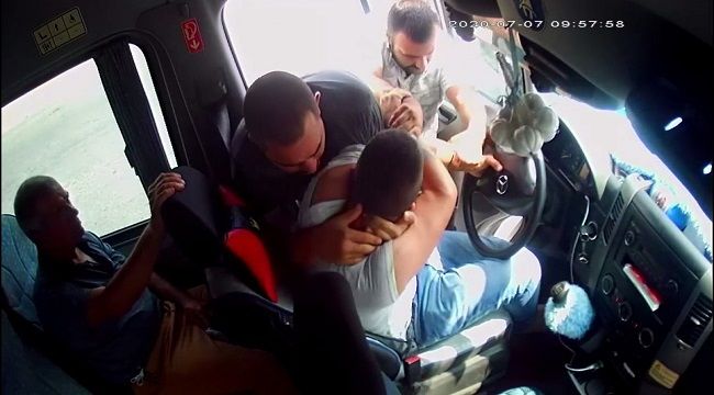 Yolcuların gözü önünde şoförü dövdüler
