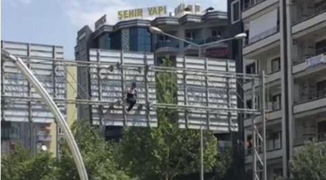 Yön tabelasına çıkıp intihara kalkıştı