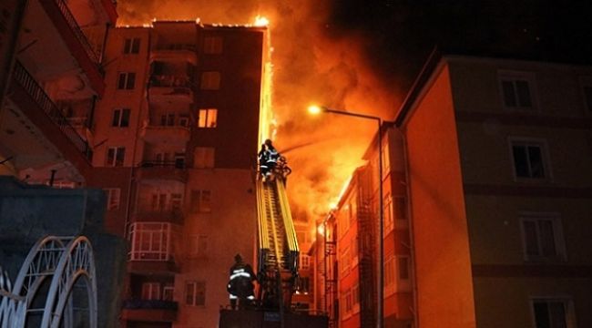Yozgat'ta bir apartmanda çıkan yangın yan binaya sıçradı