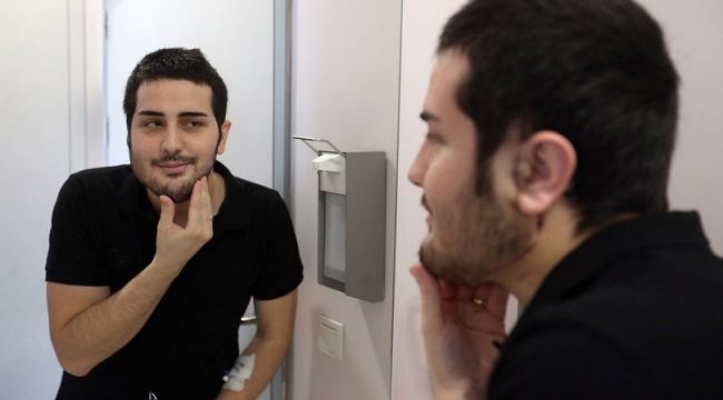 Yüzünün yarısı alınan hastaya bacağından yeni yüz yapıldı