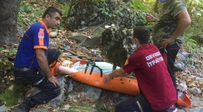 15 metre yüksekteki şelaleden düştü