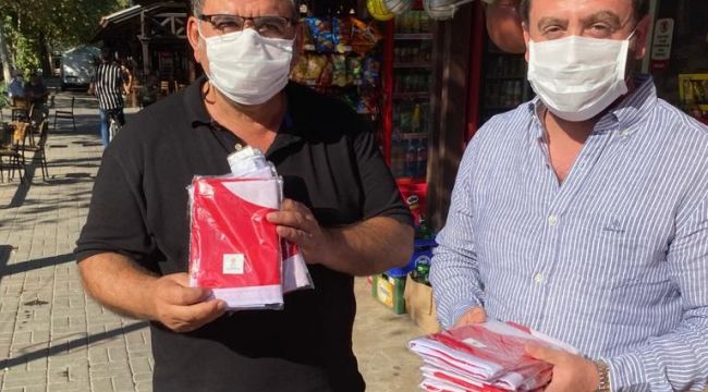 AK PARTİ SELÇUK, TÜK BAYRAĞI DAĞITTI