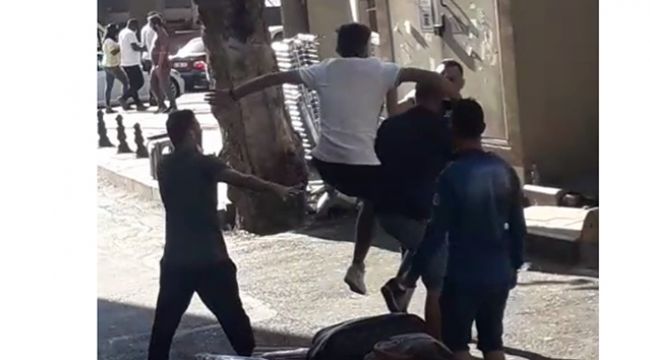 Aksaray'da uçan tekmeli kavga