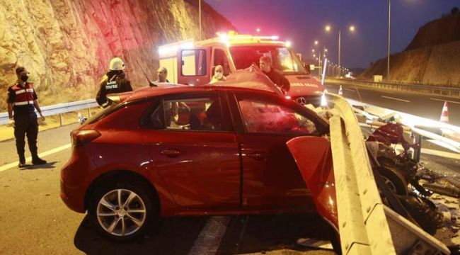 Bariyerlere çarpan otomobil hurdaya döndü