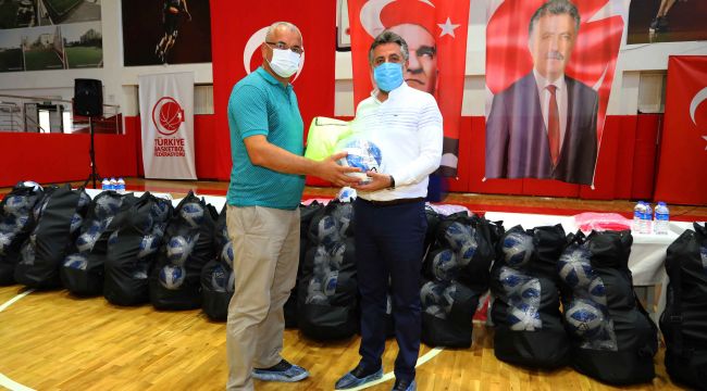 BAYRAKLI'DA AMATÖR SPOR KULÜPLERİNE DESTEK