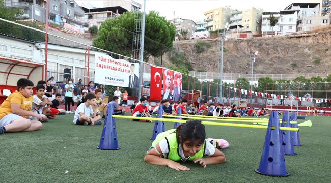 BAYRAKLILI ÇOCUKLAR SPOR YAPARAK, EĞLENDİ